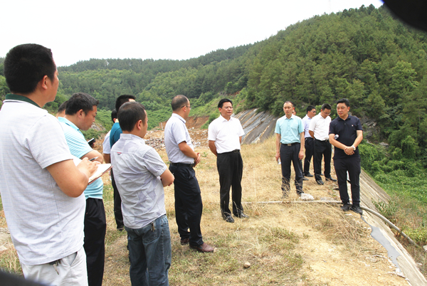 据悉,朝天区高度重视省环保督察反馈问题整改落实,进一步强化组织领导,倒排整改工期,挂图作战,做到整改时间、整改措施、保障资金、责任单位、责任人五落实。同时以中央、省环保督查为契机,对照省环保督察反馈问题,举一反三,重点针对自然保护区、垃圾处理、畜禽养殖、污水处理等环境问题,进一步开展环境问题大排查大整改。针对各类环境问题分类制定整改方案,逐项推进整改,建立部门整改联动机制,落实专项整改资金3000余万元,每半月对环境问题整改情况进行专项督查,确保所有问题按期整改到位。截至目前,已完成整改销号8个,4项移