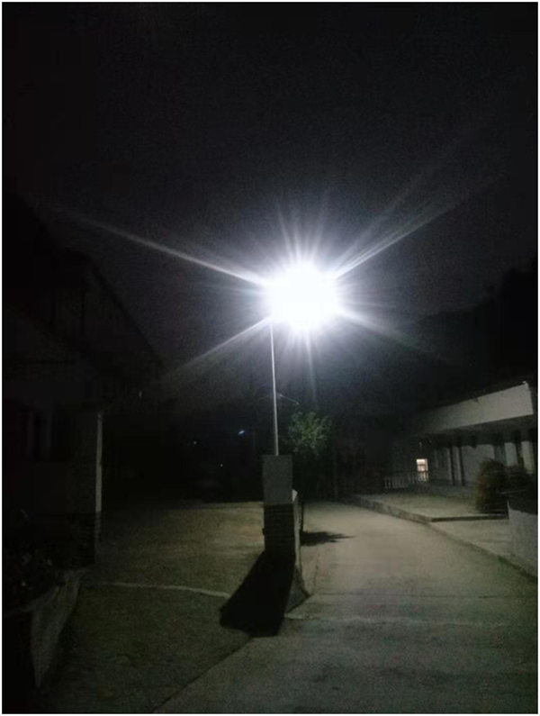 路灯下的散步与短剧，城市生活的独特体验