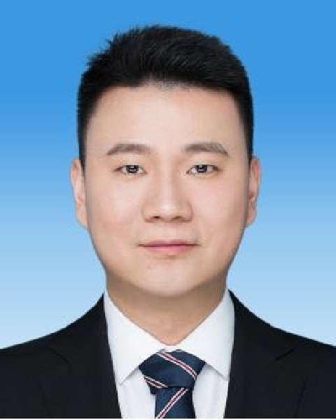 于  健