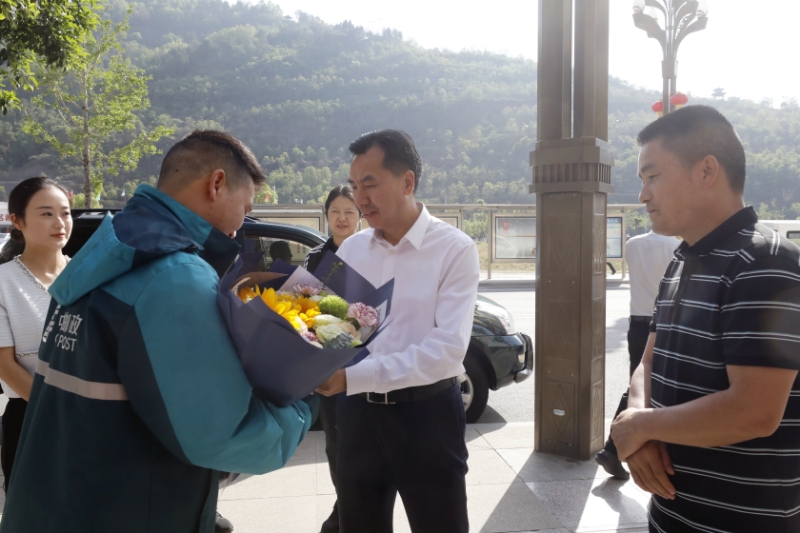 张骏走访慰问劳动模范代表