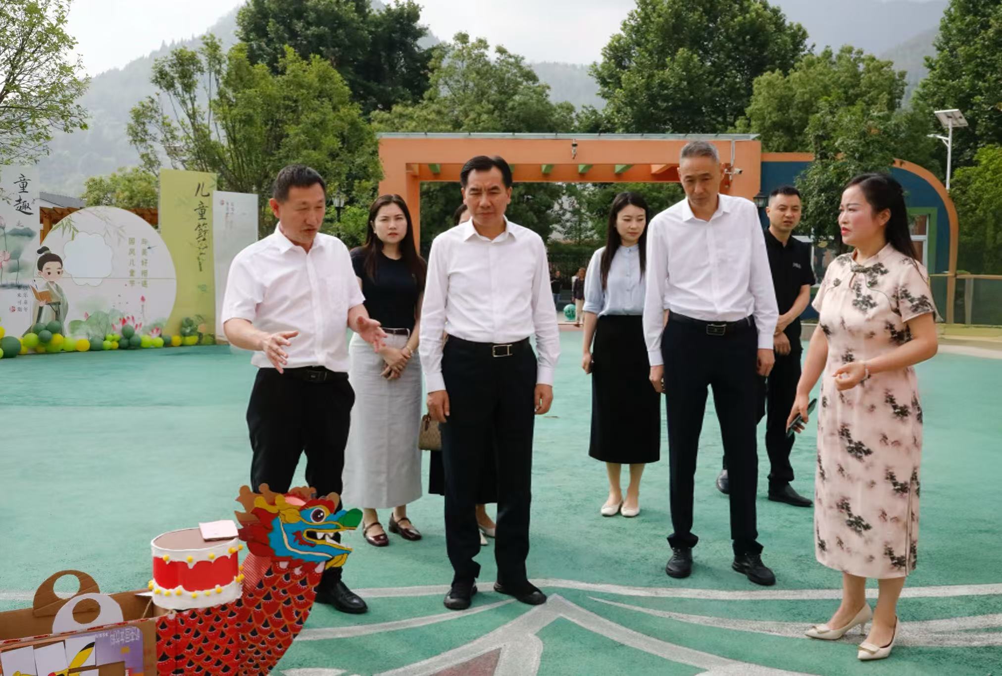  张骏开展“六一”慰问活动