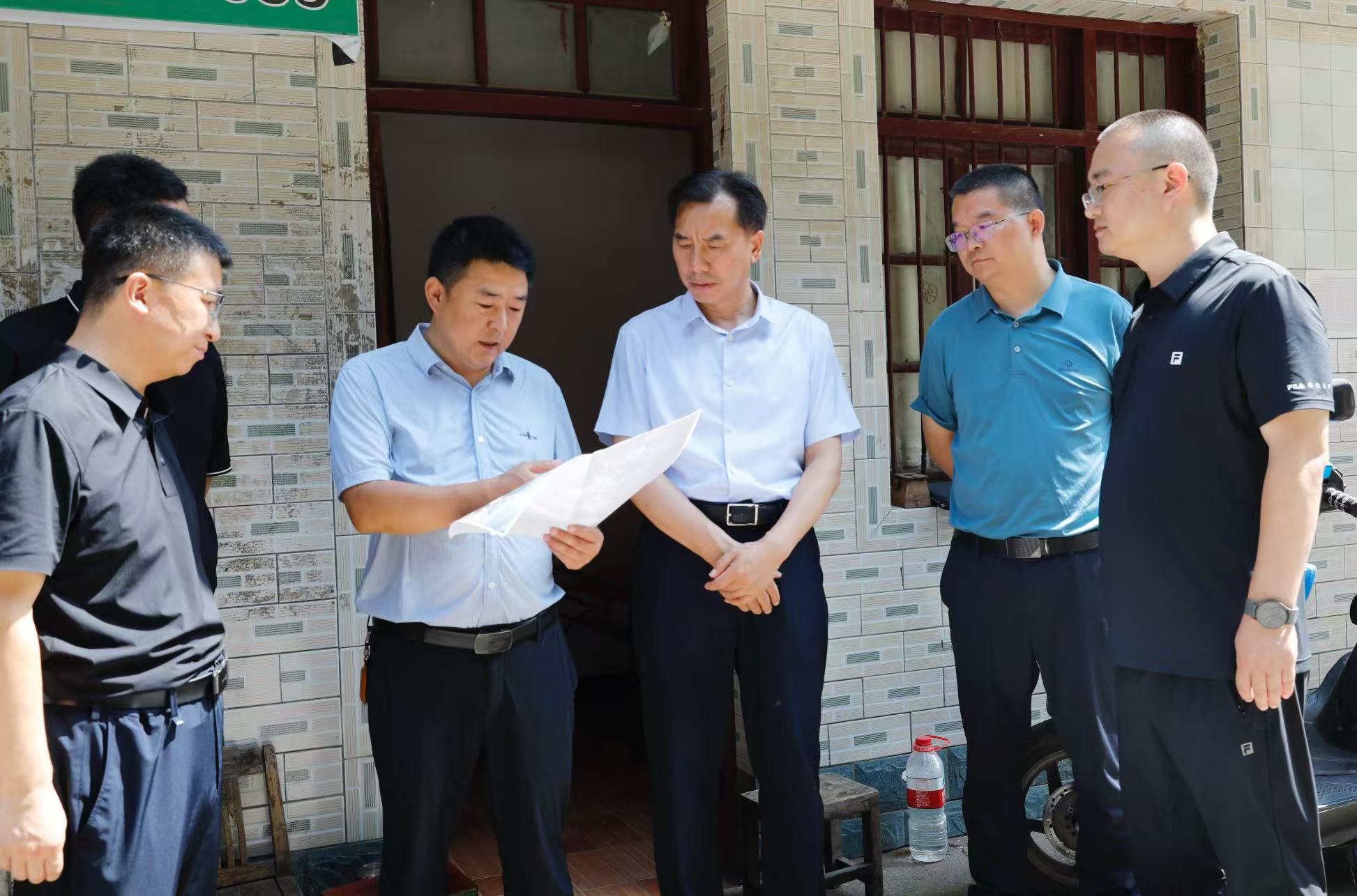  张骏在大滩镇调研